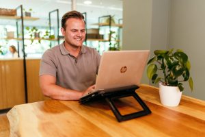 FBN medewerker achter laptop