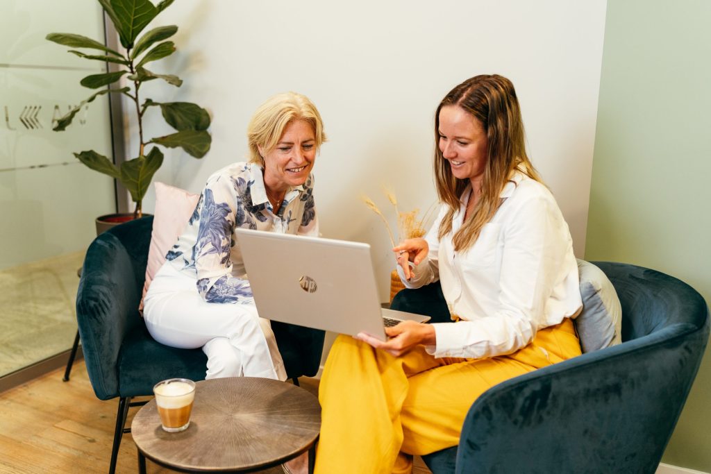 Twee FBN medewerkers achter laptop