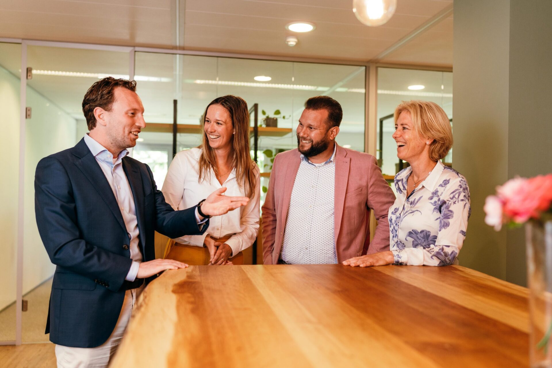 Partners mr. Roel de Jong, Lisanne van Noorle Jansen, prof. mr. Jeroen Rheinfeld en mr. Laura Welkers van FBN Juristen bespreken werkzaamheden en cursussen