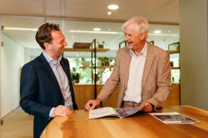 FBN medewerkers lezen blad