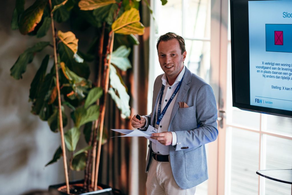 Docent Roel de Jong van FBN Juristen geeft cursussen met actuele notariële kennis over familierecht, registergoederenrecht, ondernemingsrecht en Wwft, waar cursisten PE-punten kunnen behalen.