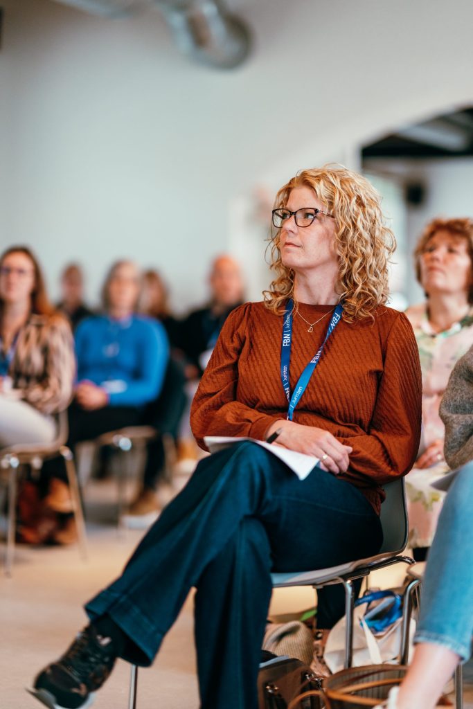 Cursist luistert naar docent tijdens FBN cursus