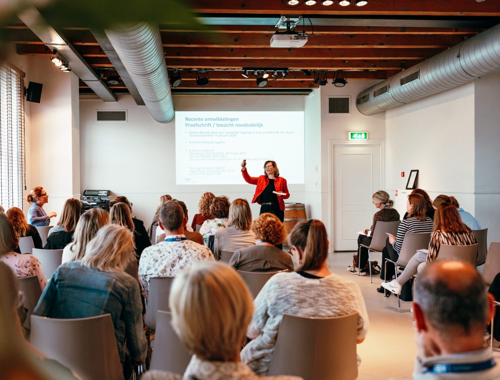 FBN Juristen notaris cursisten bij cursus notarieel medewerkers en klerken dag naar notarieel docent mr. Mariëlle Bende kijken