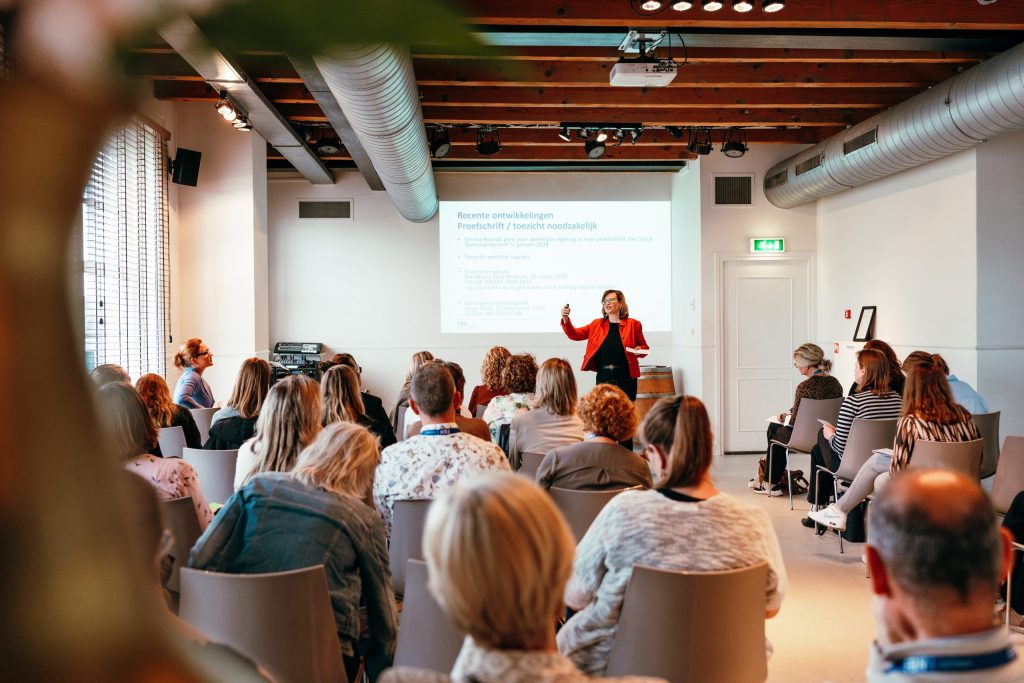 Docent mr. Mariëlle Bende FBN Juristen geeft cursussen tijdens notarieel medewerkers en klerken dag met actuele notariële kennis over familierecht, registergoederenrecht, ondernemingsrecht en Wwft, waar cursisten PE-punten kunnen behalen.