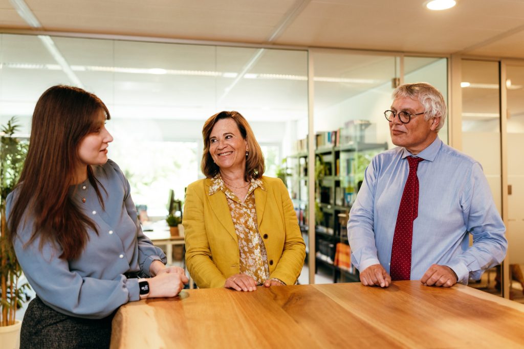 Drie FBN medewerkers in overleg