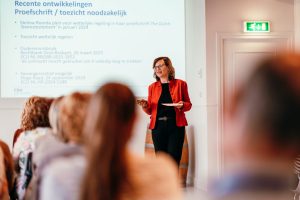FBN Juristen notaris cursisten bij cursus notarieel medewerkers en klerken dag naar notarieel docent mr. Mariëlle Bende kijken