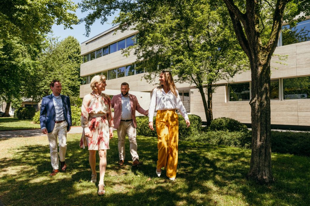 FBN partners lopen voor het kantoor