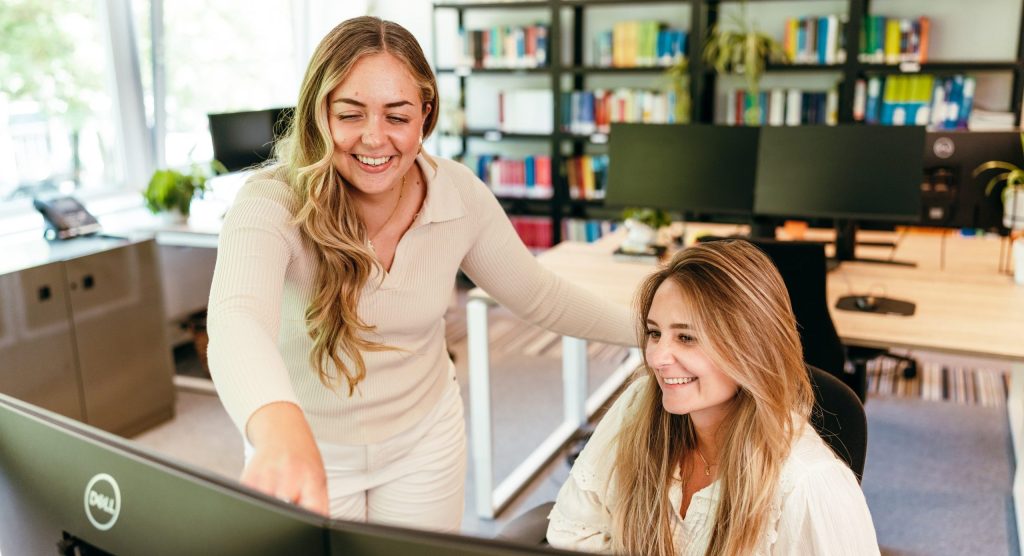 Twee FBN medewerkers in overleg achter computer