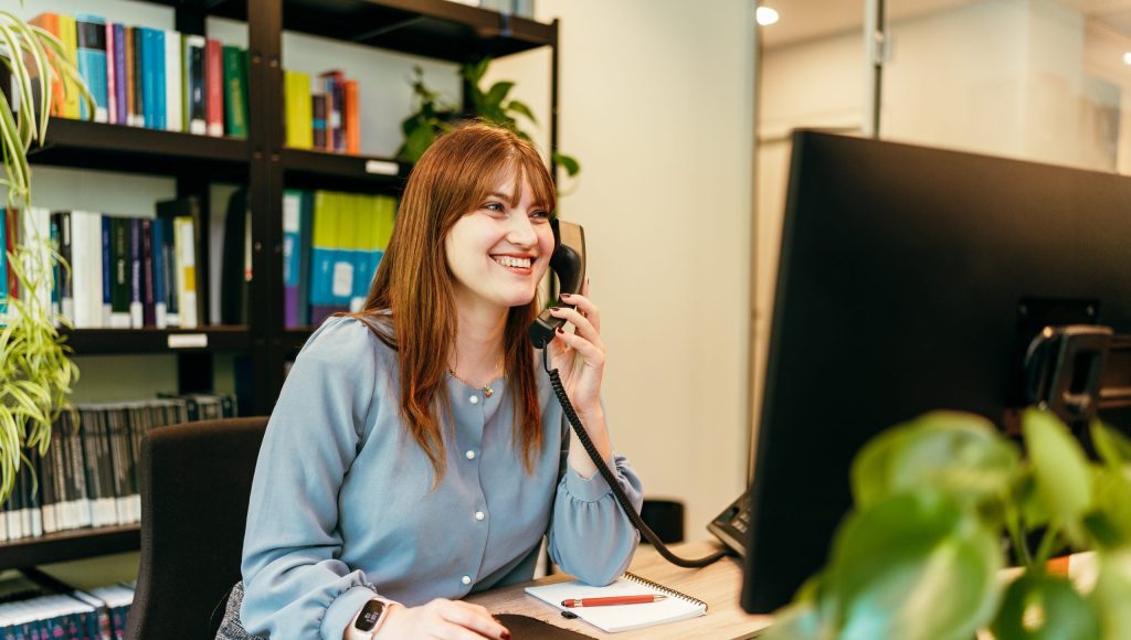 FBN medewerker aan de telefoon