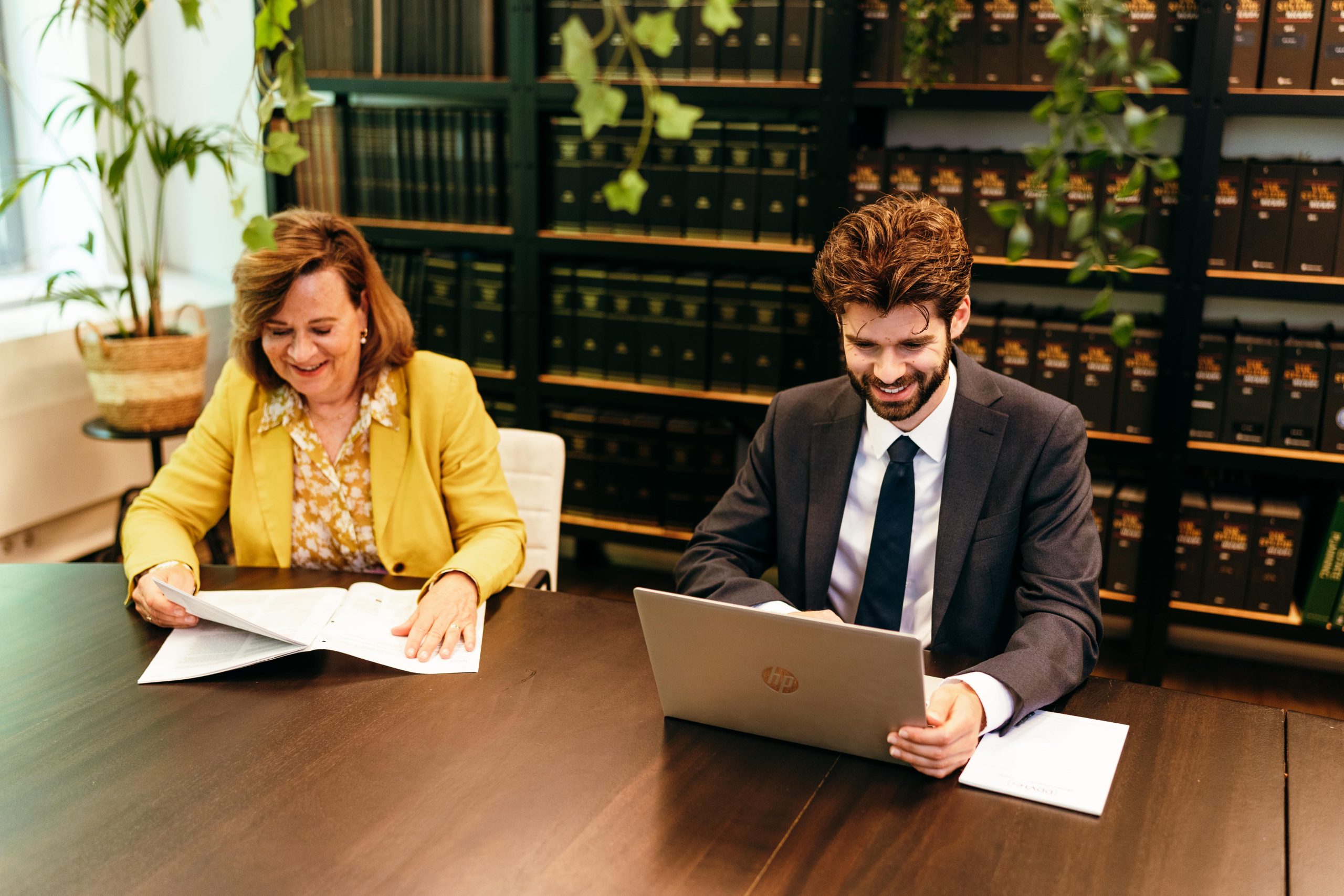 Twee medewerkers FBN werkende aan tafel