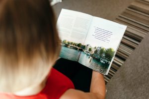 FBN medewerker leest Vakblad PE Notariaat