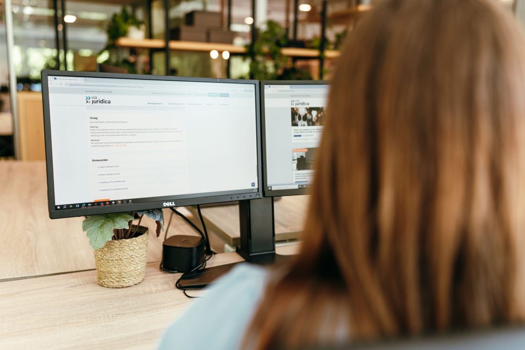 FBN medewerker met Via Juridica op computerscherm
