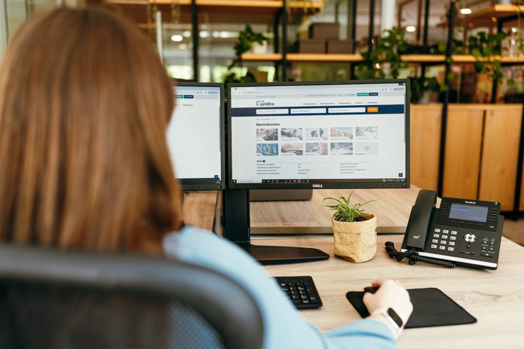 FBN medewerker met kennisbank Via Juridica op computerscherm