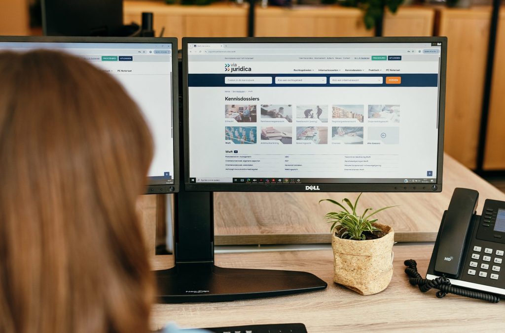 FBN medewerker met Kennisbank Via Juridica op scherm