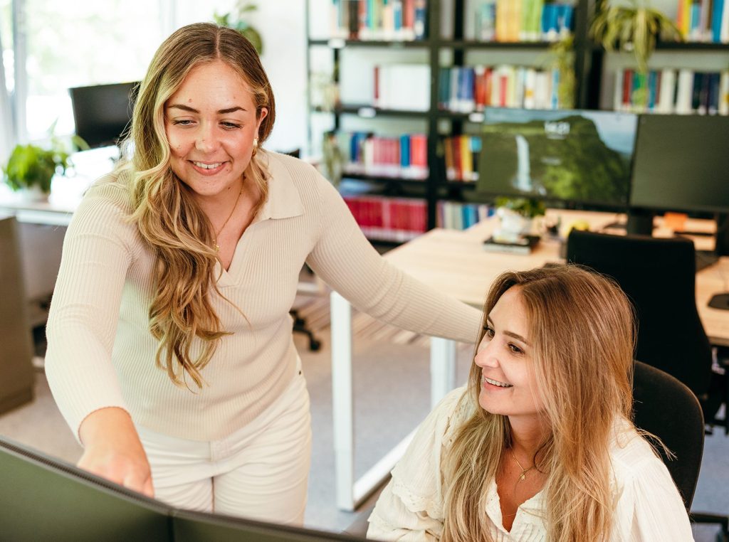 Twee collega's van FBN aan het werk