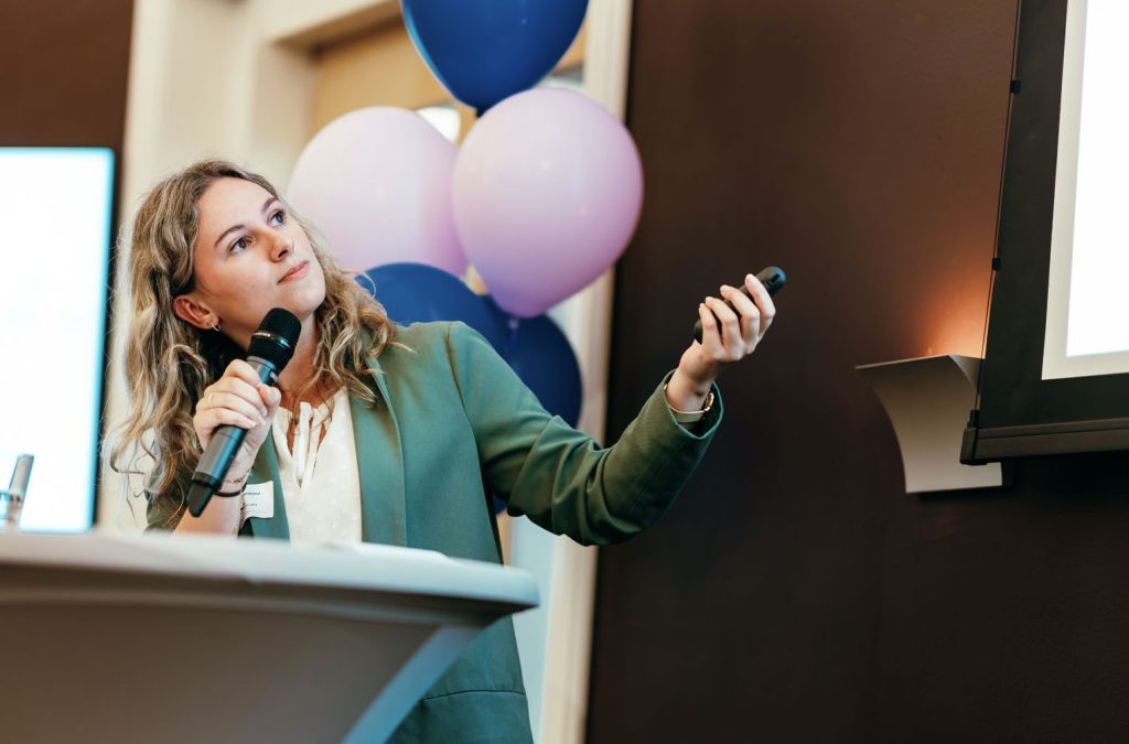 Extern docente geeft les aan FBN cursisten