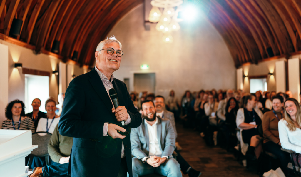 Docent FBN geeft lezing