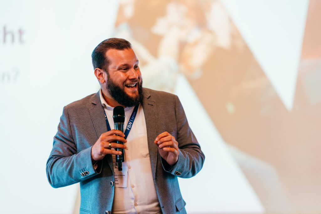De Dag voor het Notariaat prof. mr. Jeroen Rheinfeld die les geeft aan notarissen en actuele informatie en kennis geeft over familierecht, registergoederenrecht, ondernemingsrecht en Wwft zodat cursisten hun PE-Punten op een leuk en leerzaam manier kunnen behalen