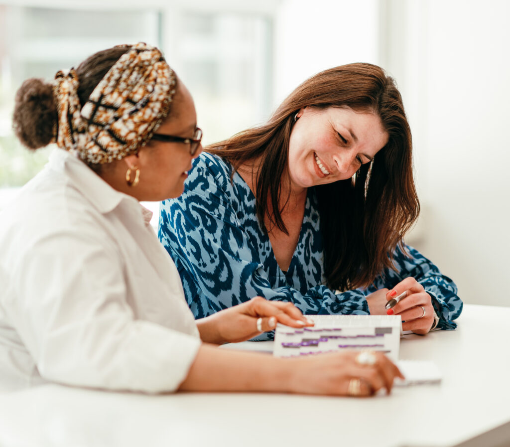 Cursisten die een cursus volgen over actuele notariële kennis en onderwerpen zoals familierecht, registergoederenrecht, ondernemingsrecht en Wwft, waar cursisten PE-punten kunnen behalen.
