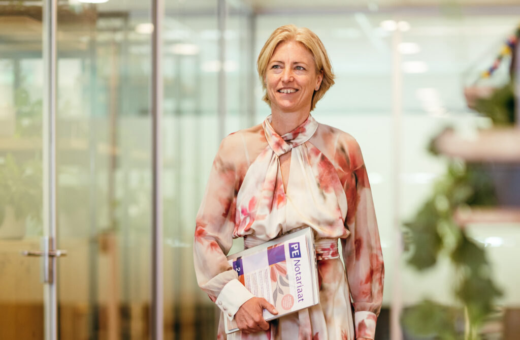 Laura Welkers loopt door het kantoor van FBN Juristen met een PE Notariaat in haar hand