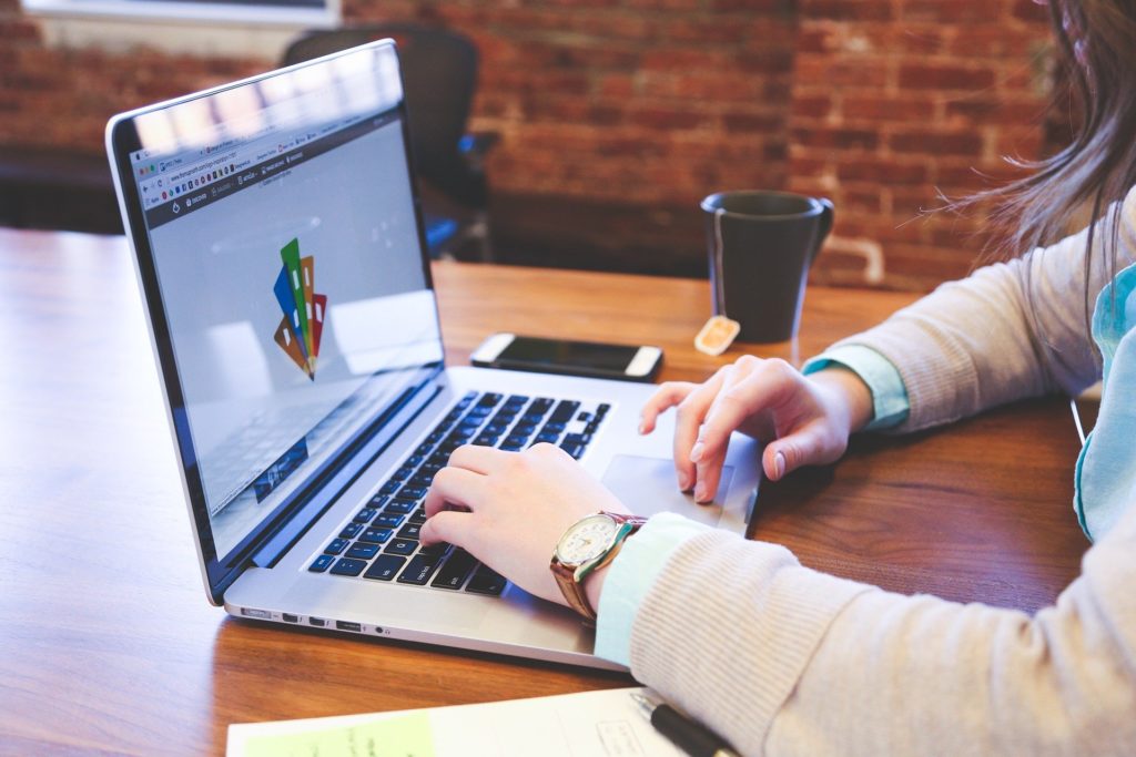 vrouw typt op laptop