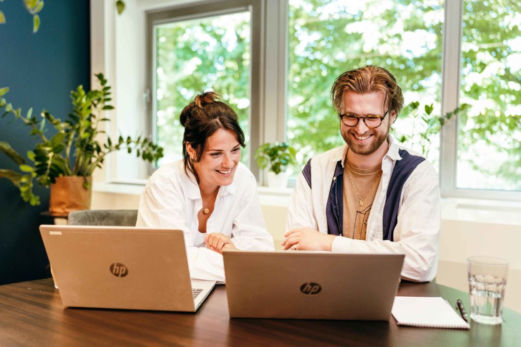 Twee collega's van FBN achter computers